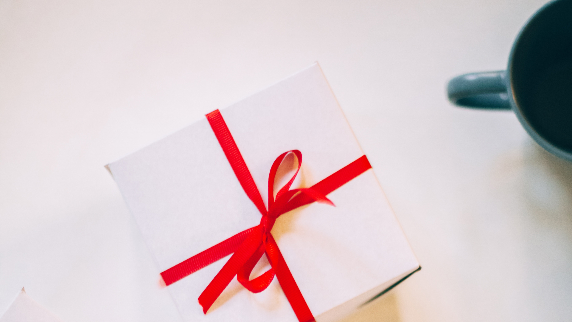 cadeau blanc avec un noeud rouge